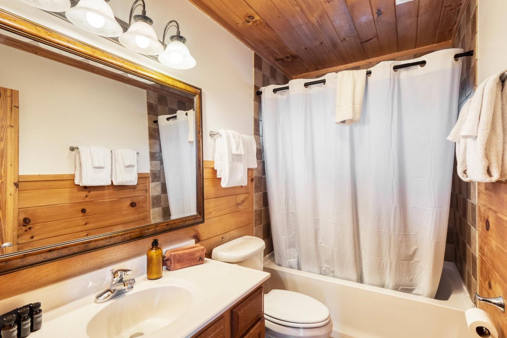 Chestnut By Avantstay Mountain Cabin W Treetop Views Hot Tub Game Room Gatlinburg Exterior photo