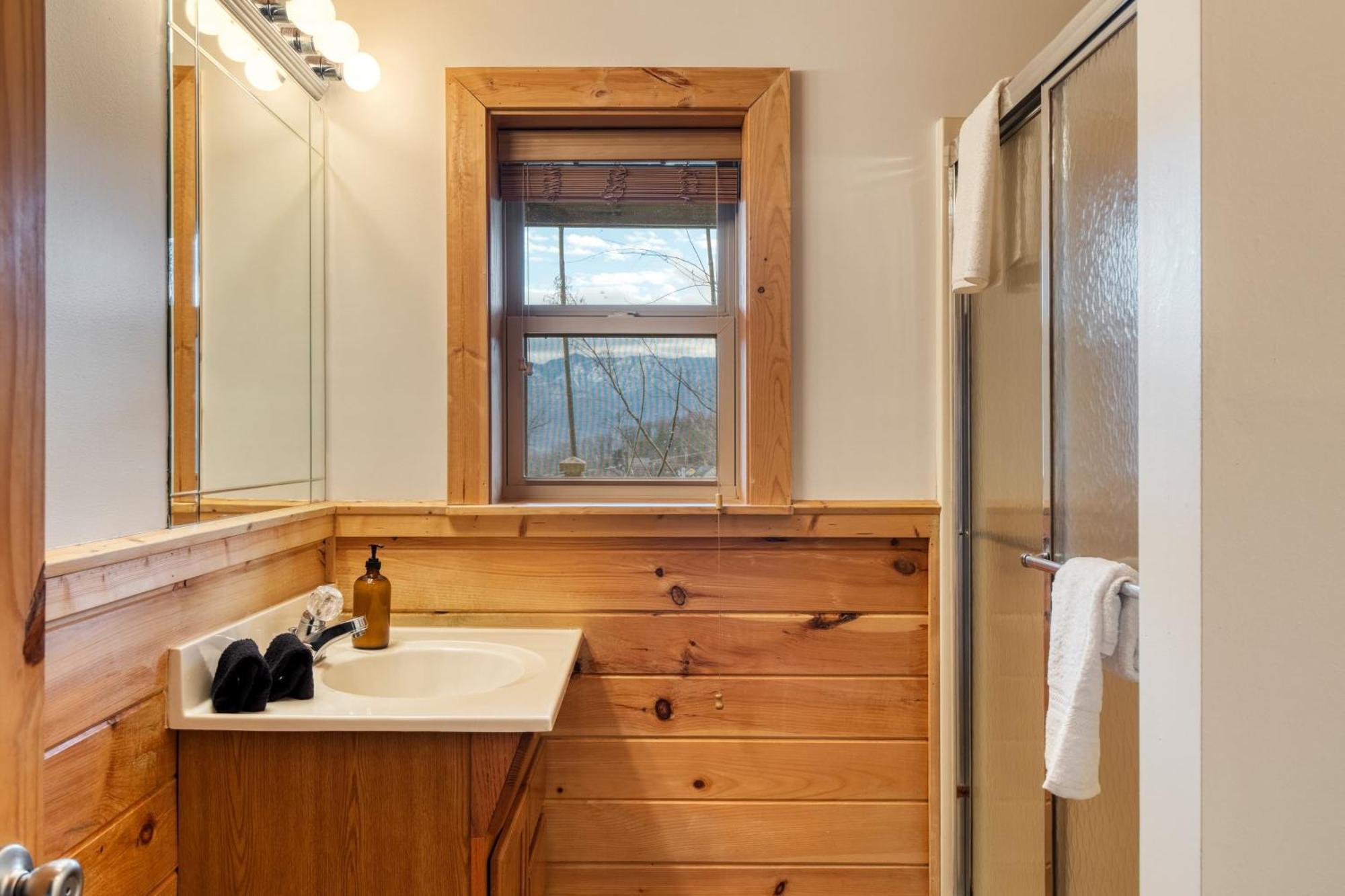 Chestnut By Avantstay Mountain Cabin W Treetop Views Hot Tub Game Room Gatlinburg Exterior photo