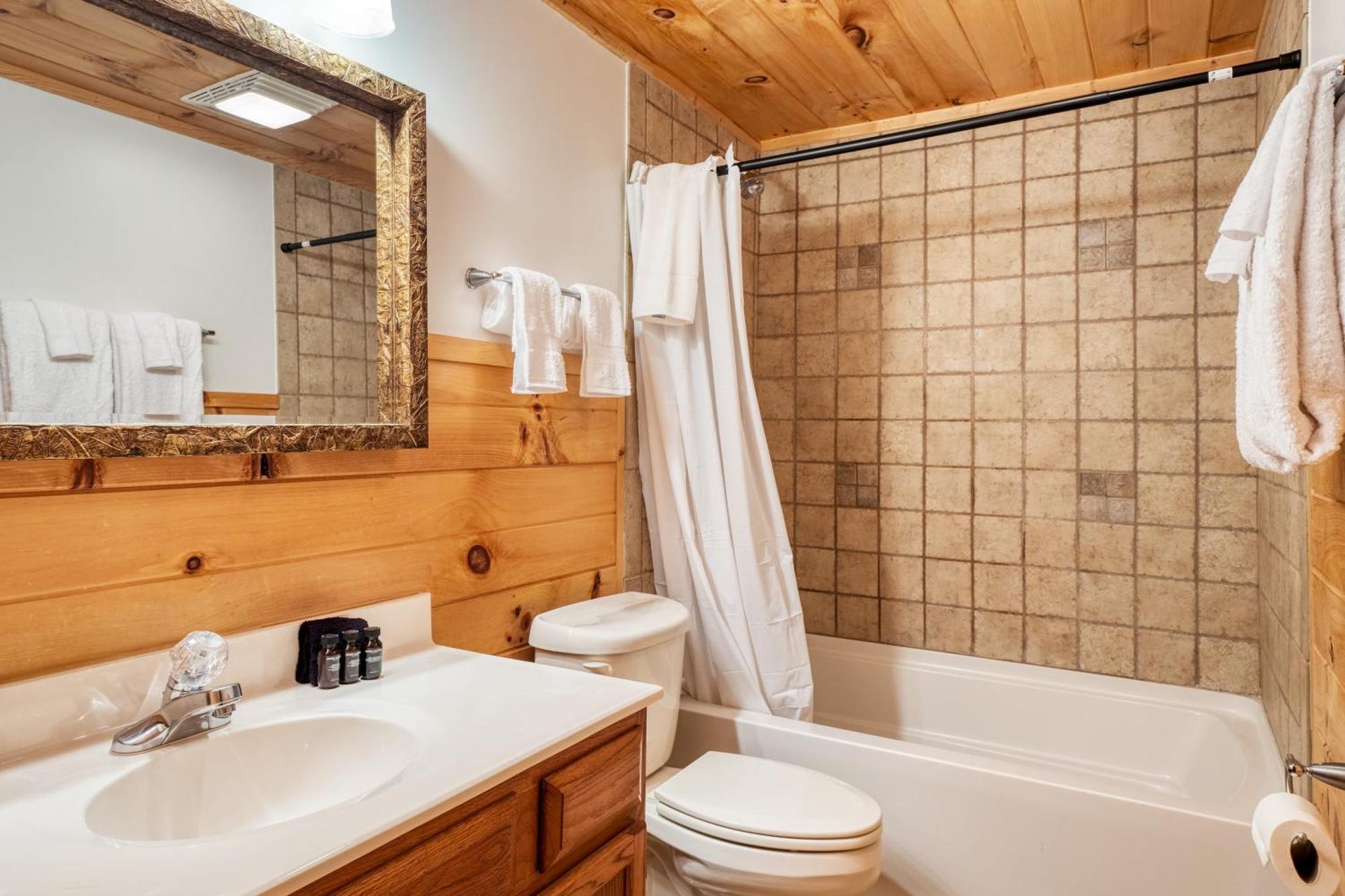 Chestnut By Avantstay Mountain Cabin W Treetop Views Hot Tub Game Room Gatlinburg Exterior photo